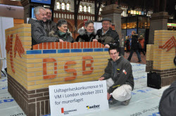 dk_bricklayer_winner_and_family_2011.jpg dk_bricklayer_winner_and_family_2011.jpg