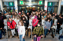 li_2011_students_entering_venue_250.jpg li_2011_students_entering_venue_250.jpg